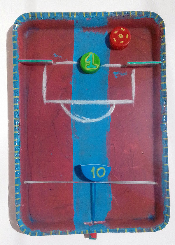 Minigame em bandeja de isopor feito por alunxs da escola Amorim Lima nas oficinas Festa das Prendas 2019 com a participação de voluntários e a comunidade escolar