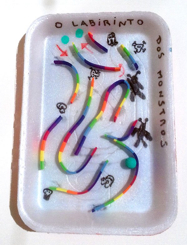 Minigame em bandeja de isopor feito por alunxs da escola Amorim Lima nas oficinas Festa das Prendas 2019 com a participação de voluntários e a comunidade escolar