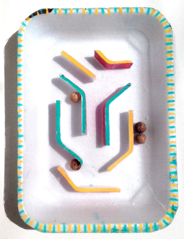 Minigame em bandeja de isopor feito por alunxs da escola Amorim Lima nas oficinas Festa das Prendas 2019 com a participação de voluntários e a comunidade escolar