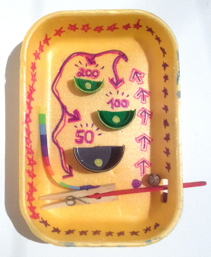 Jogos feitos com bandejas de isopor. Projeto voluntário com alunos da EMEF Desembargador Amorim Lima