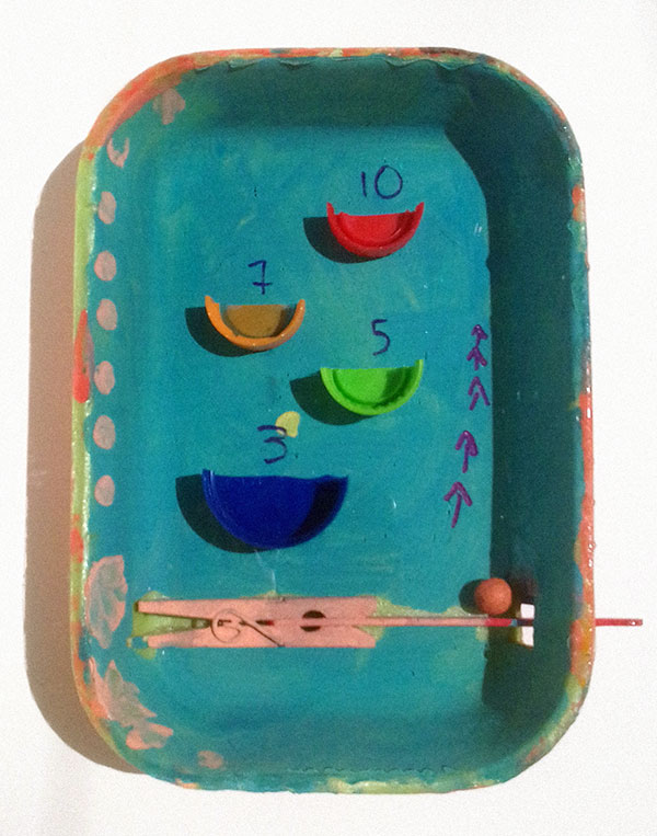 Minigame em bandeja de isopor feito por alunxs da escola Amorim Lima nas oficinas Festa das Prendas 2019 com a participação de voluntários e a comunidade escolar