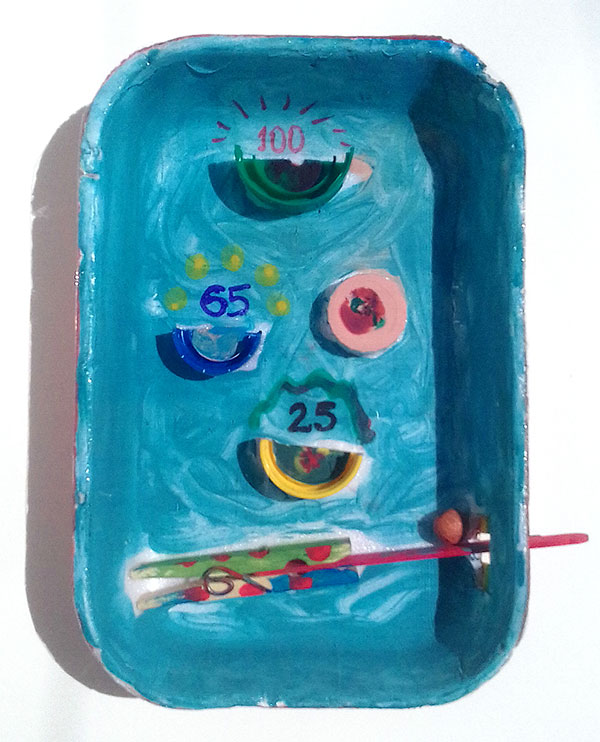 Minigame em bandeja de isopor feito por alunxs da escola Amorim Lima nas oficinas Festa das Prendas 2019 com a participação de voluntários e a comunidade escolar