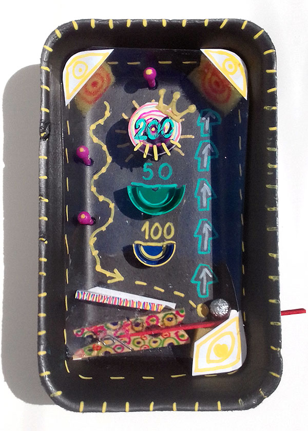 Minigame em bandeja de isopor feito por alunxs da escola Amorim Lima nas oficinas Festa das Prendas 2019 com a participação de voluntários e a comunidade escolar