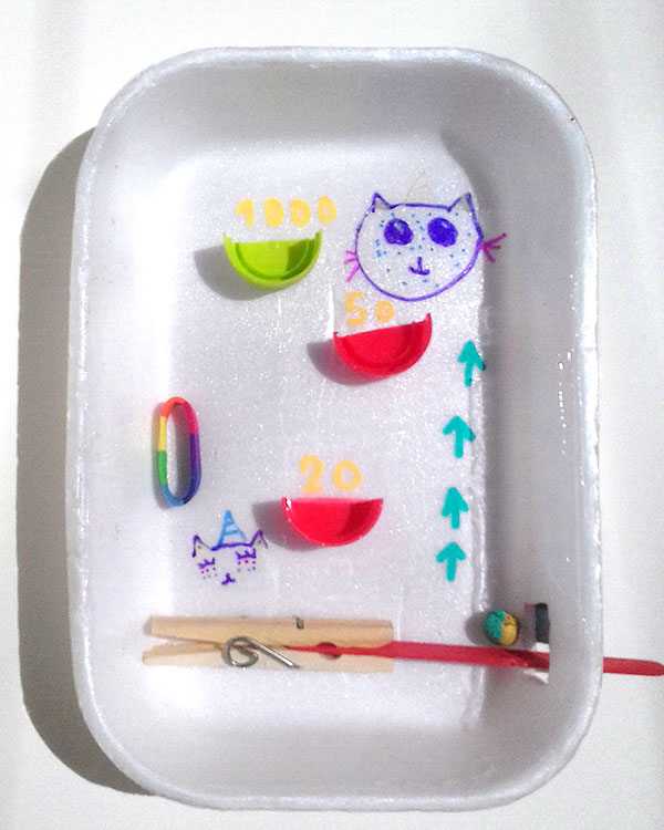 Minigame em bandeja de isopor feito por alunxs da escola Amorim Lima nas oficinas Festa das Prendas 2019 com a participação de voluntários e a comunidade escolar