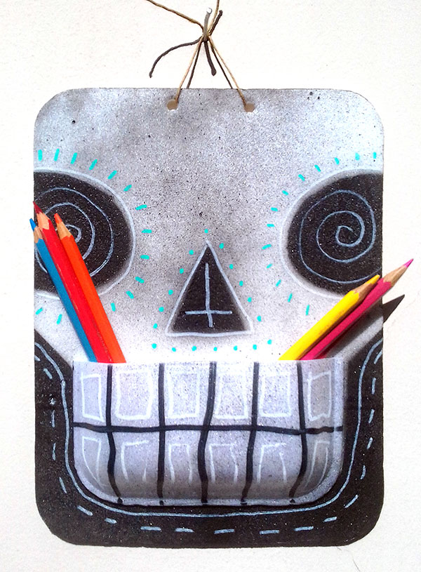 Porta treco com bandejas de isopor feito por alunxs da escola Amorim Lima nas oficinas Festa das Prendas 2019 com a participação de voluntários e a comunidade escolar