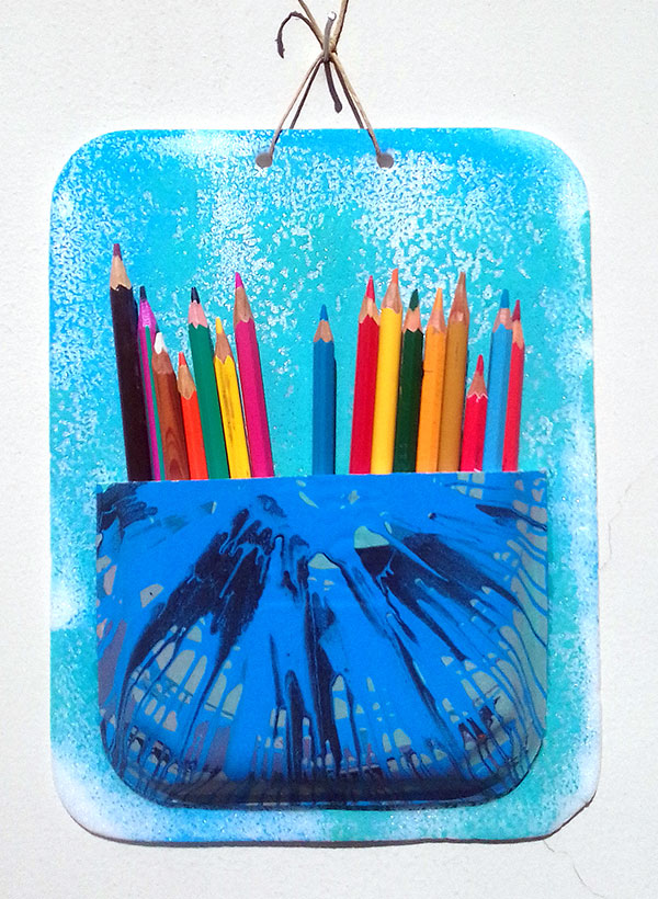 Porta treco com bandejas de isopor feito por alunxs da escola Amorim Lima nas oficinas Festa das Prendas 2019 com a participação de voluntários e a comunidade escolar