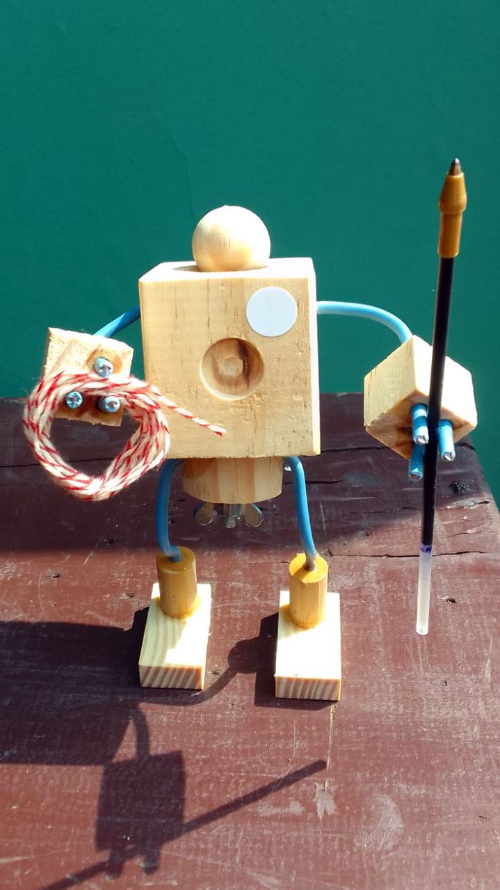 boneco de madeira