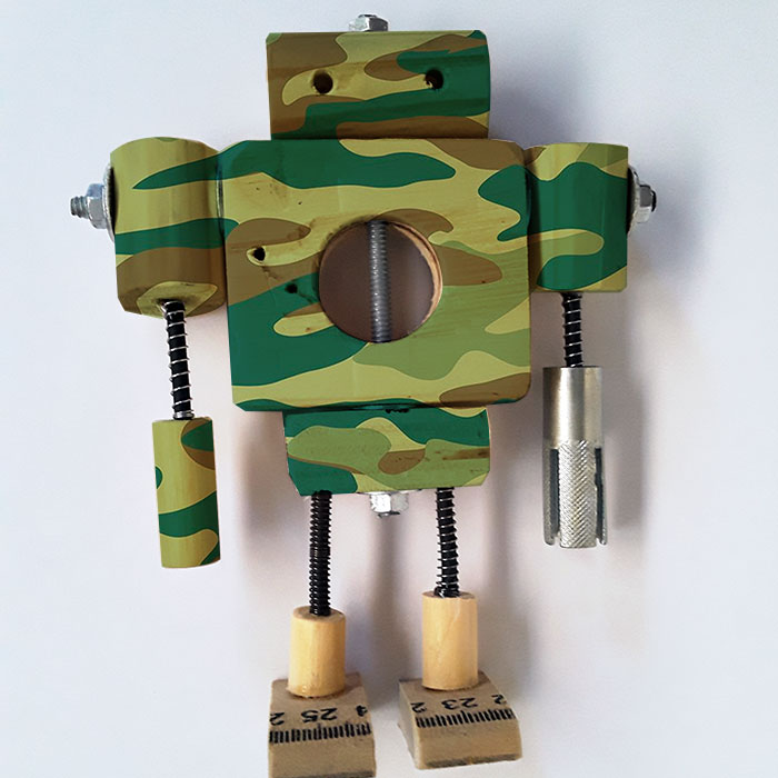 Robo feito de madeira e outos materiais reciclados